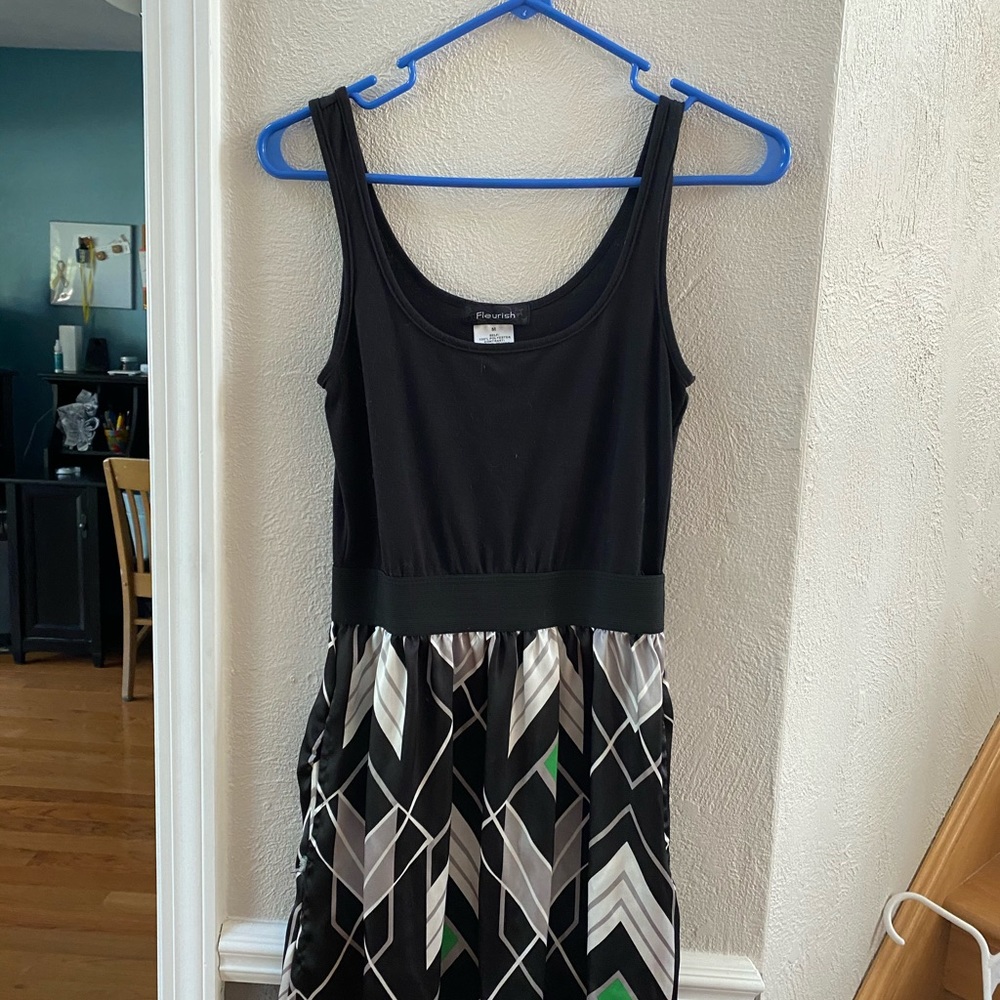 Sleeveless short black geometrical dress